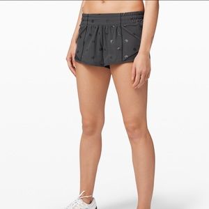 Lululemon Hotty Hot Short II 2.5” LOGO